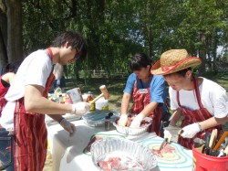 開店前準備中~ 肉を切って叩いてシーズニングをつけます