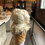 列が絶えない人気アイスクリーム屋さん「Earnest Ice Cream」